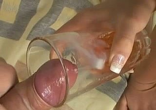Cô gái điếm Isabel đang uống nước tiểu trong một glaze khiêu dâm bẩn thỉu