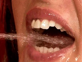 Wulpse dour coddle krijgt haar mond gevuld met plas na anaal neuken