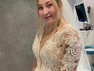 El matrimonio ruso itsy-bitsy pudo resistirse y follaron con un vestido de novia.