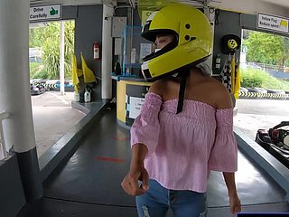 Teman wanita remaja amatur Thai yang comel pergi karting dan dirakam pada peel selepas itu