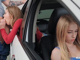 Russische Schlampe wird hinter dem Rücken ihrer Freundin at hand einem Auto gefickt.