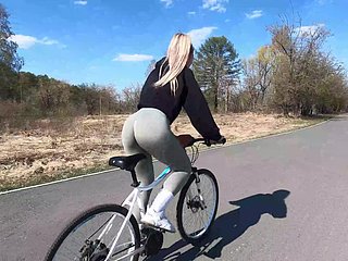 Blond rowerzystka pokazuje swojemu partnerowi brzoskwiniowego kolegę i rucha się w publicznym parku