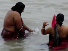 Kąpiel w rzece ładnym Desi