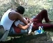 Indian Girl permitir jogar seu amante com seus peitos em um parque
