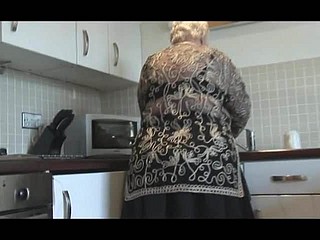Сладкий бабушка показывает волосатая киска большую задницу и ее сиськи