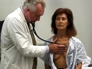 หญิงได้รับการตรวจสอบหัวใจ