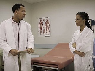 Doutor downcast Kira Noir atrai seu colega de altura para ser fodida doll-sized infirmary