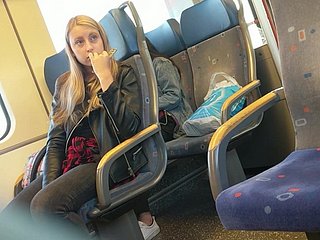 หญิงสาวบนรถไฟตกใจโดยกระพุ้งใหญ่
